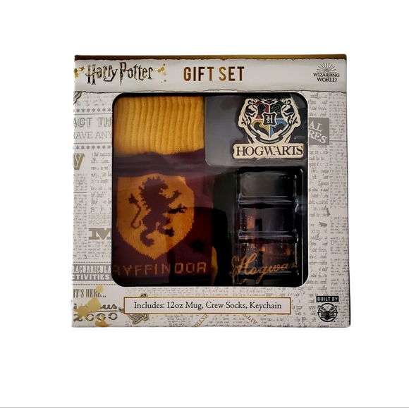 Harry Potter Gift Set Wizarding World Hogwarts Mug Gryffindor Socks Keychain NIB - Picture 2 of 3